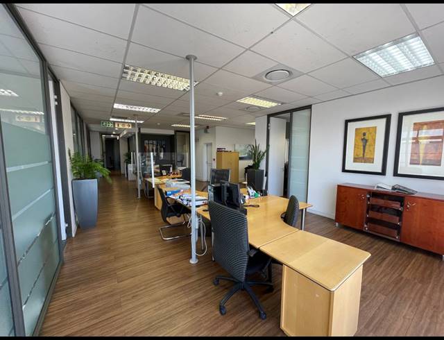 315M² OFFICE TO LET IN WATERFRONT